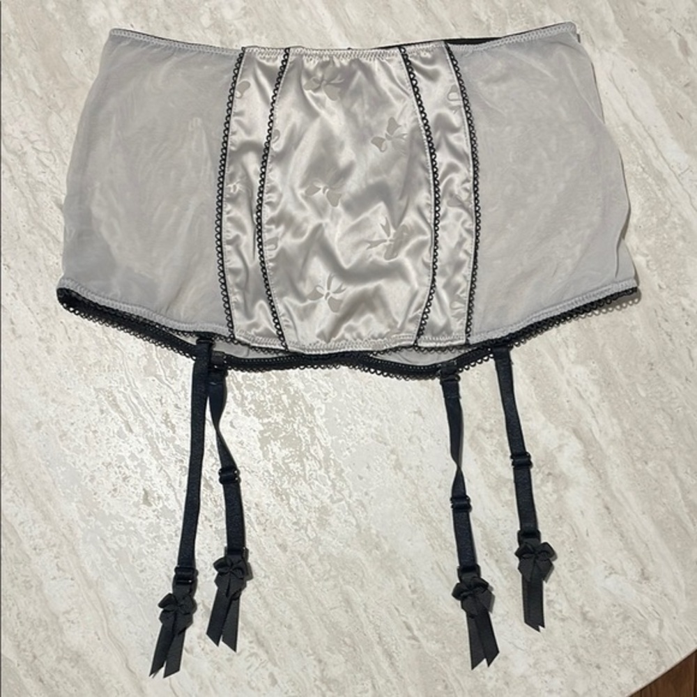 NWT Victoria’s Secret Garter Belt *S